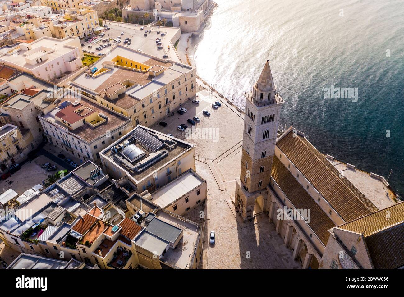 Italia, Provincia di Barletta-Andria-Trani, Trani, Elicotteri, vista sulla Cattedrale di Trani in estate Foto Stock