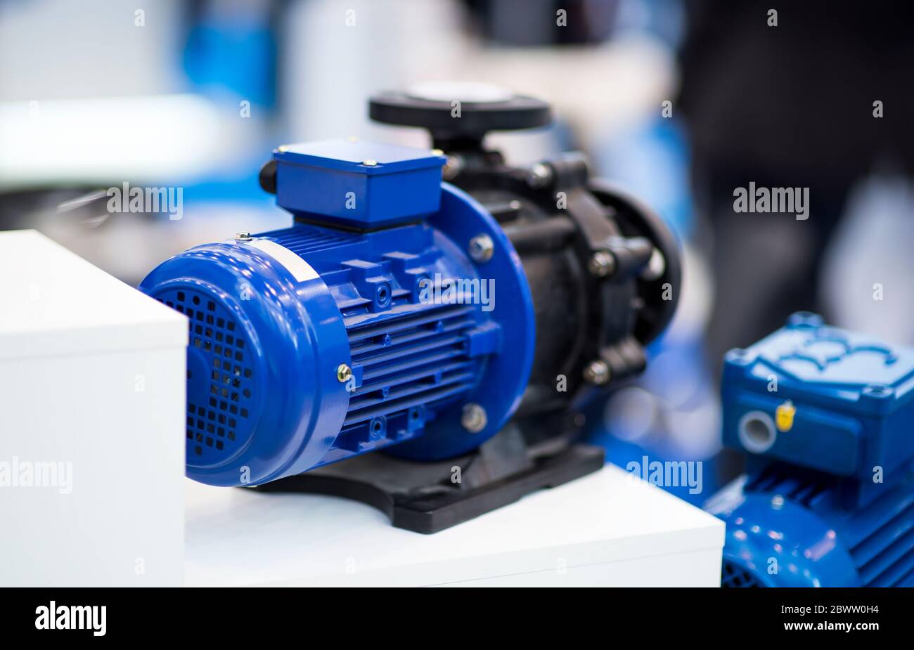 Macchine industriali di pompe idrauliche blu, sfondo sfocato Foto stock -  Alamy