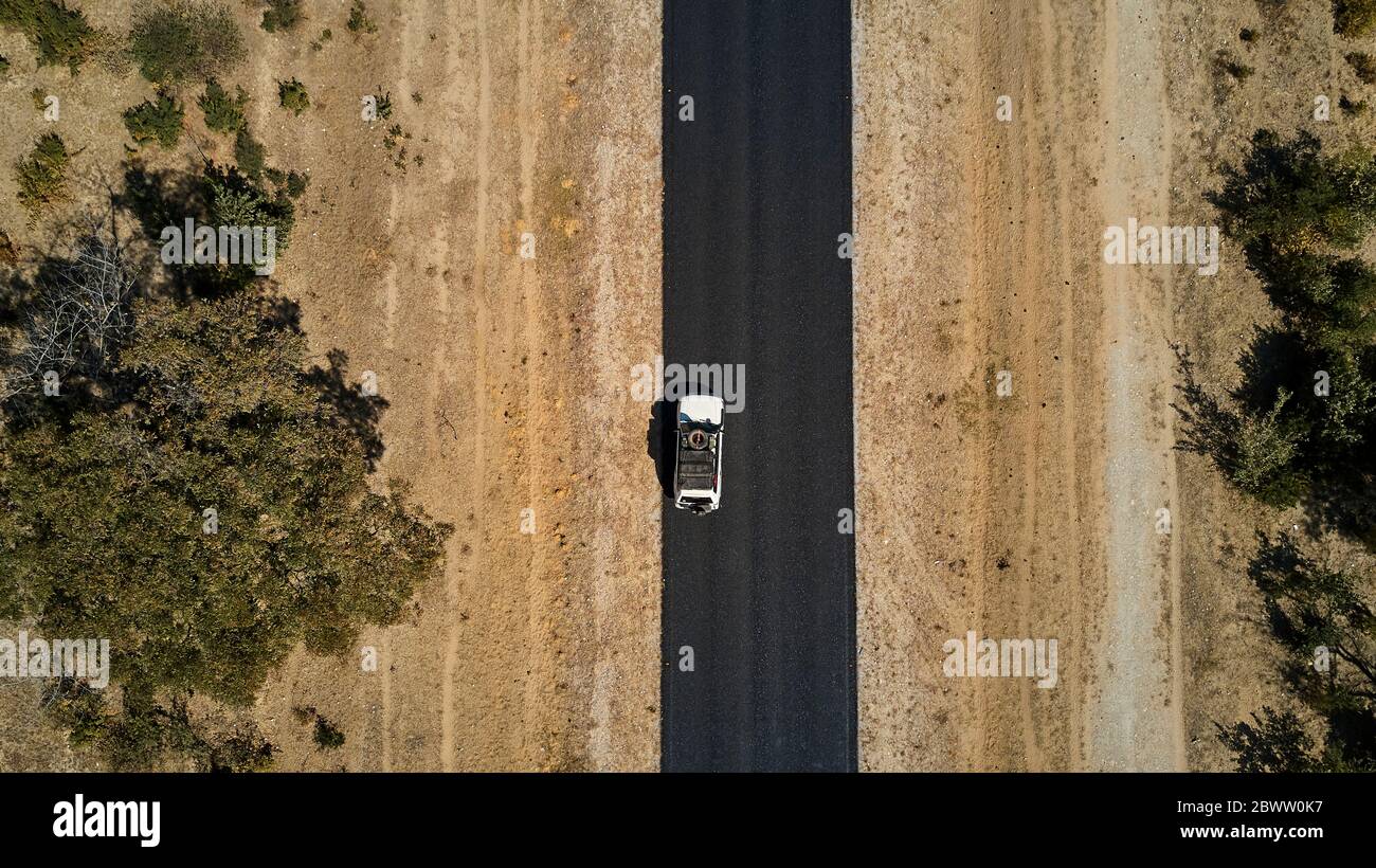 Namibia, vista aerea di un'auto 4x4 che guida lungo la strada nazionale B15 Foto Stock
