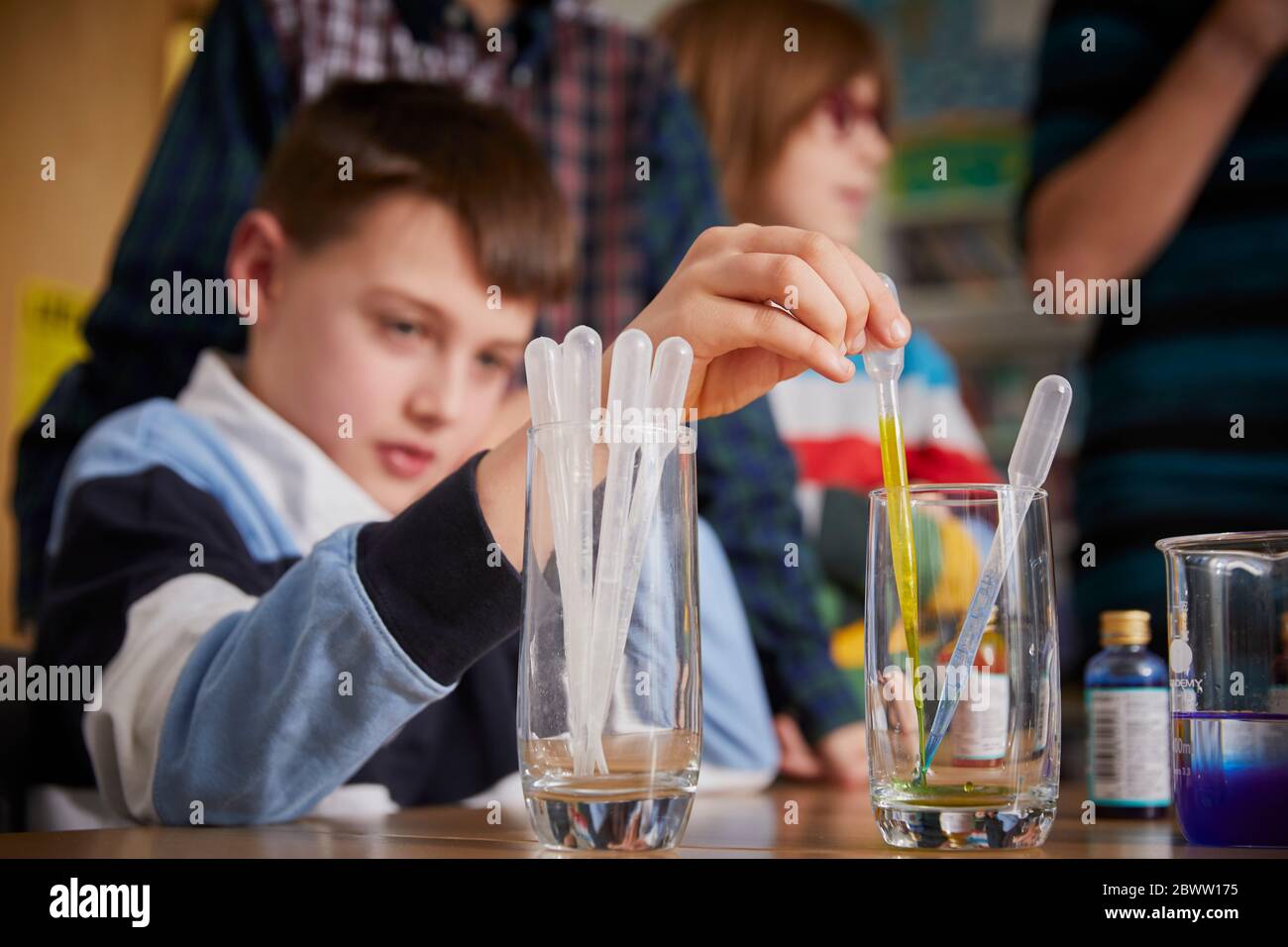 Bambino in una lezione di chimica scientifica Foto Stock