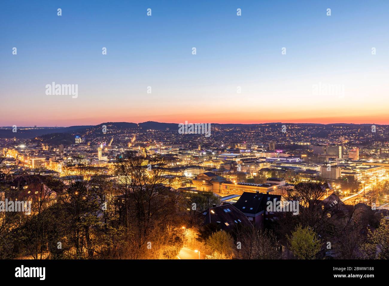 Germania, Baden-Wurttemberg, Stoccarda, cielo limpido sulla città illuminata al tramonto Foto Stock