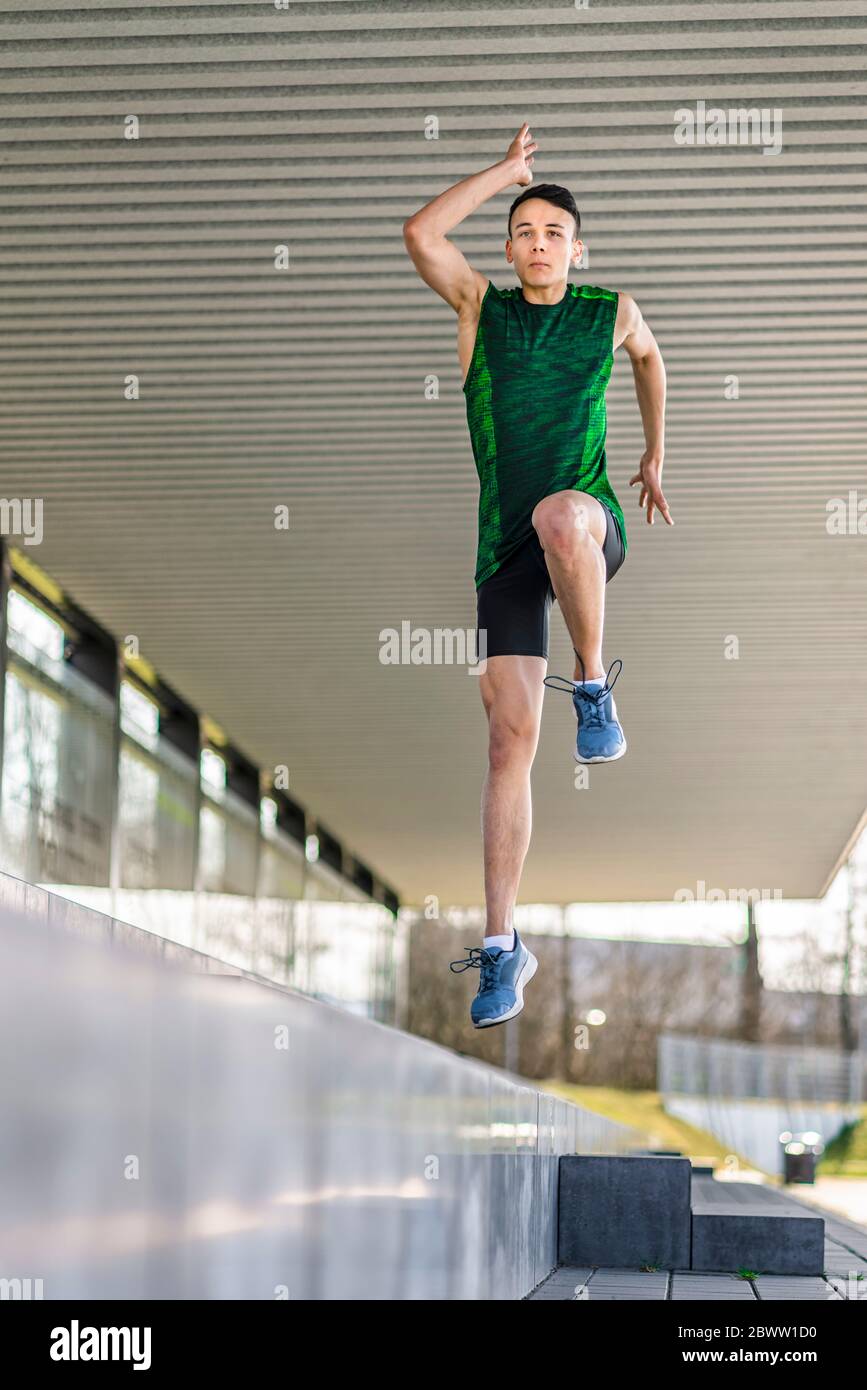 Allenamento di salto dell'atleta Foto Stock