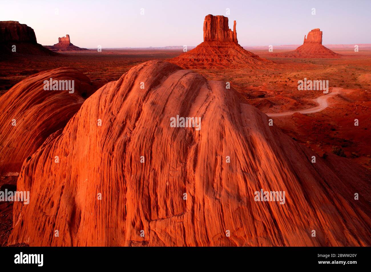 USA, formazione di pietra arenaria nella Monument Valley con Mittens sullo sfondo Foto Stock