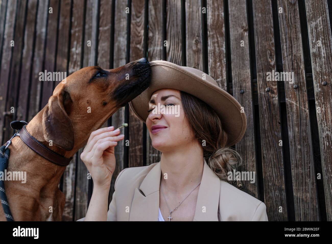 Ritratto di donna con cappello e il suo cane da cecchino Foto Stock