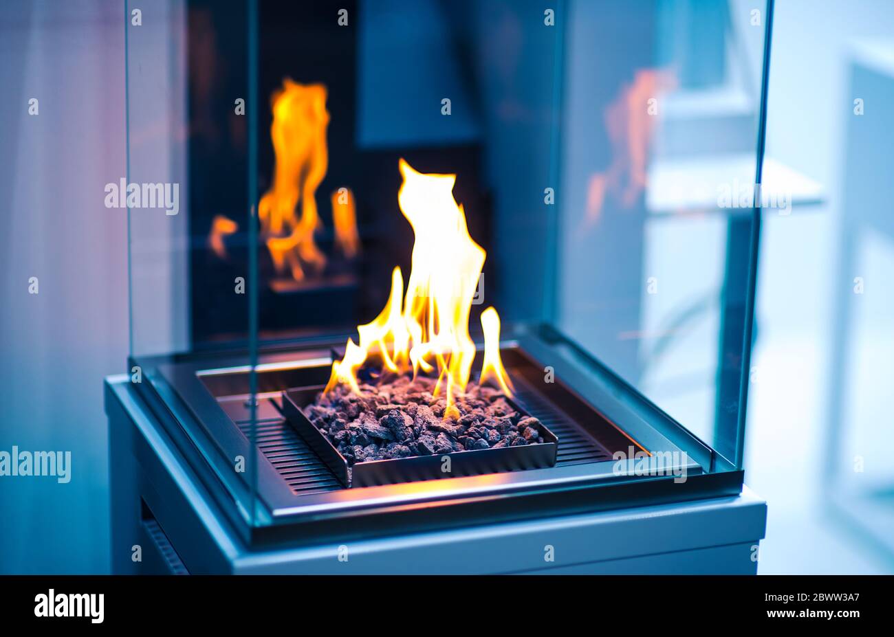 Fuoco dietro il vetro nel forno Foto stock - Alamy