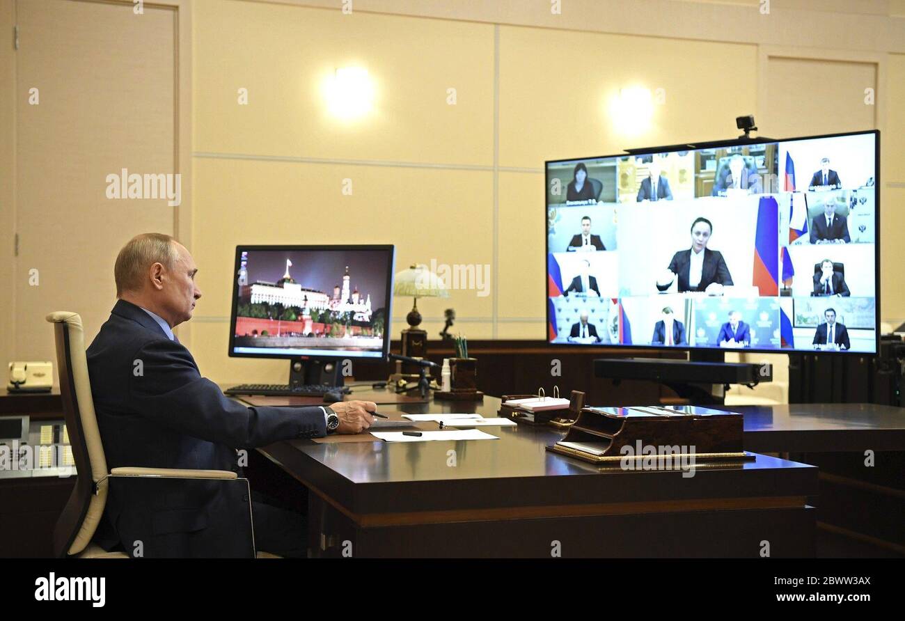 3 giugno 2020. - Russia, Regione di Mosca, Novo-Ogaryovo. – il presidente russo Vladimir Putin si riunisce tramite un collegamento video dalla residenza Novo-Ogaryovo per discutere le questioni attuali nel settore dei beni di consumo. Foto Stock