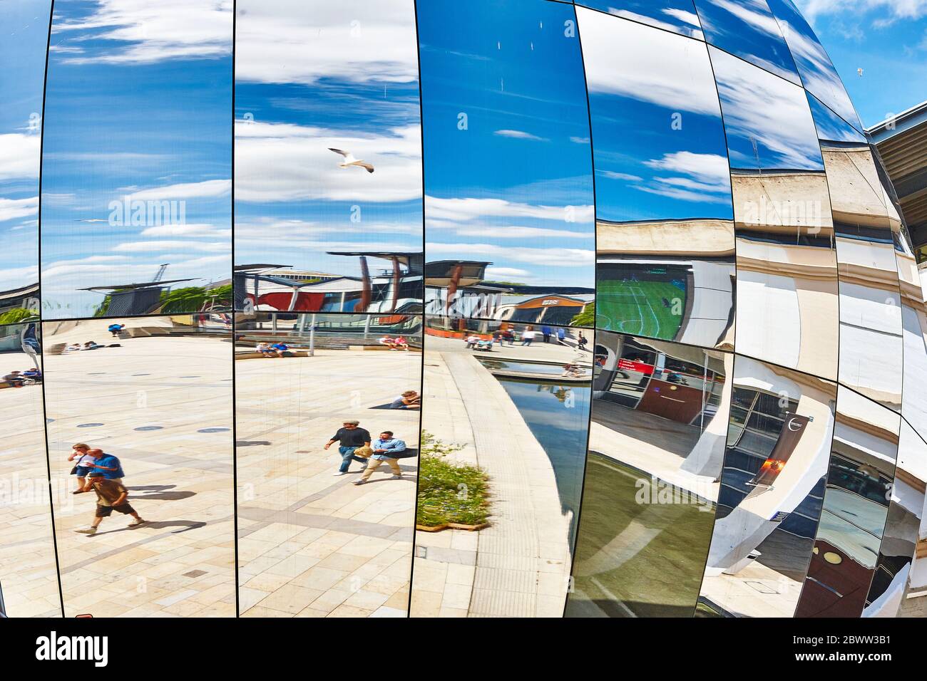 Millennium Square Globe Sculpture a Bristol, Inghilterra Regno Unito Foto Stock