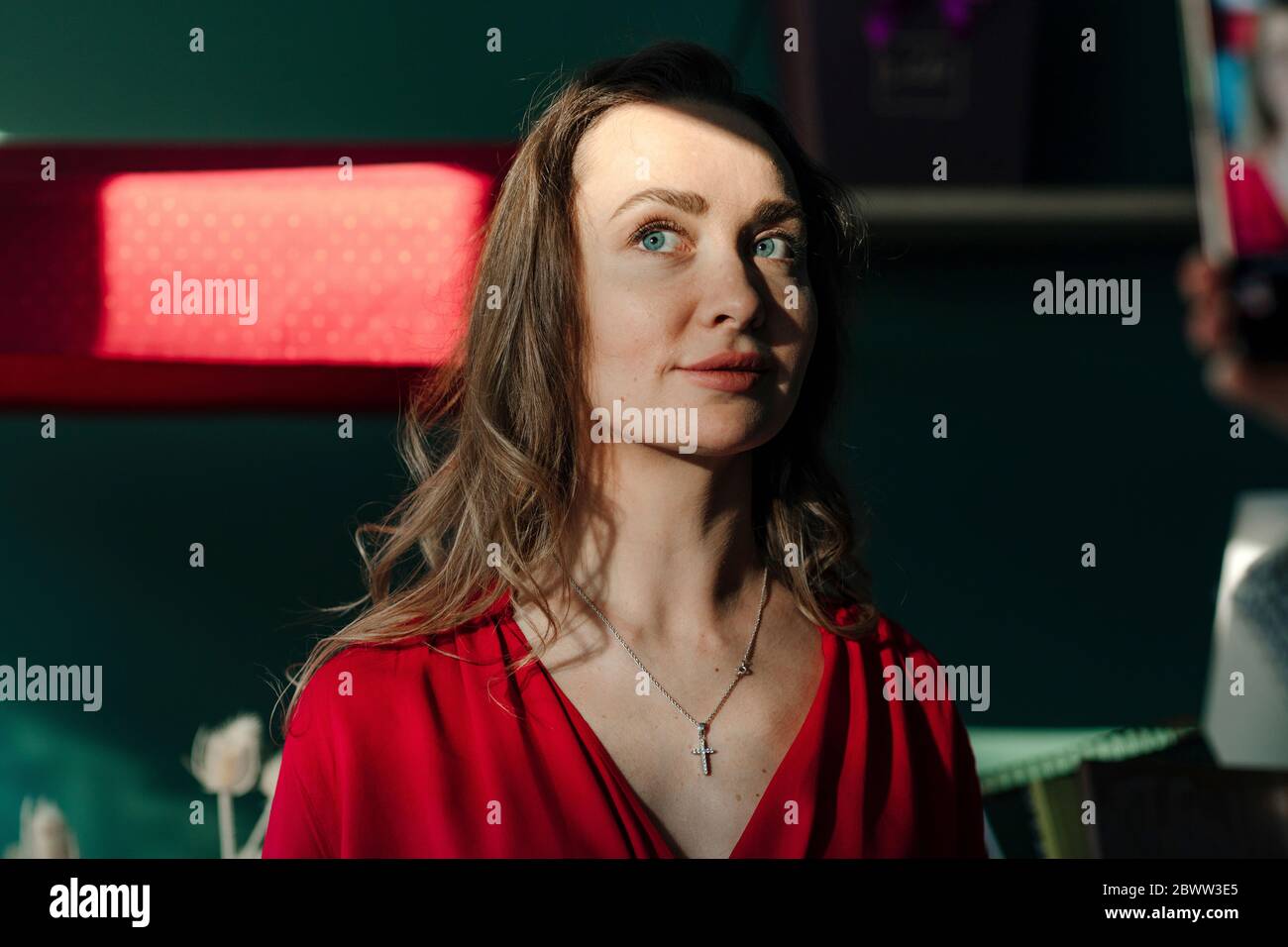 Ritratto di donna bellissima in abito rosso Foto Stock