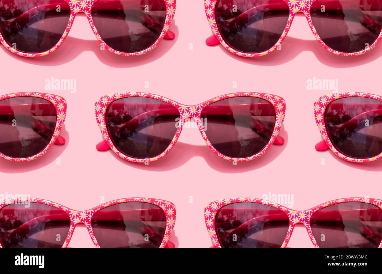 Occhiali da sole rosa retro su sfondo rosa pastello Foto Stock