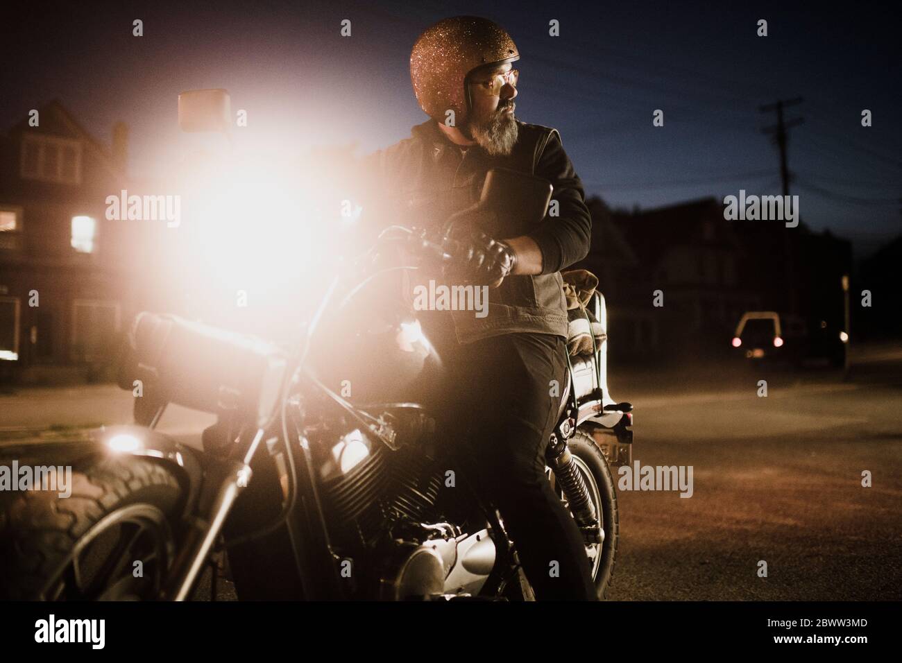 Uomo in moto di notte Foto stock - Alamy
