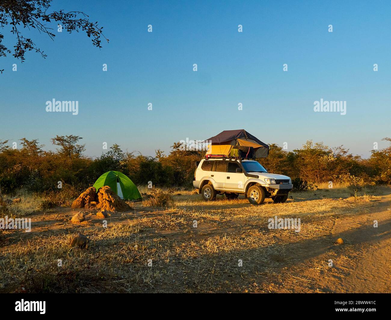 Campeggio con tenda sul tetto su veicolo fuoristrada, Angola Foto Stock