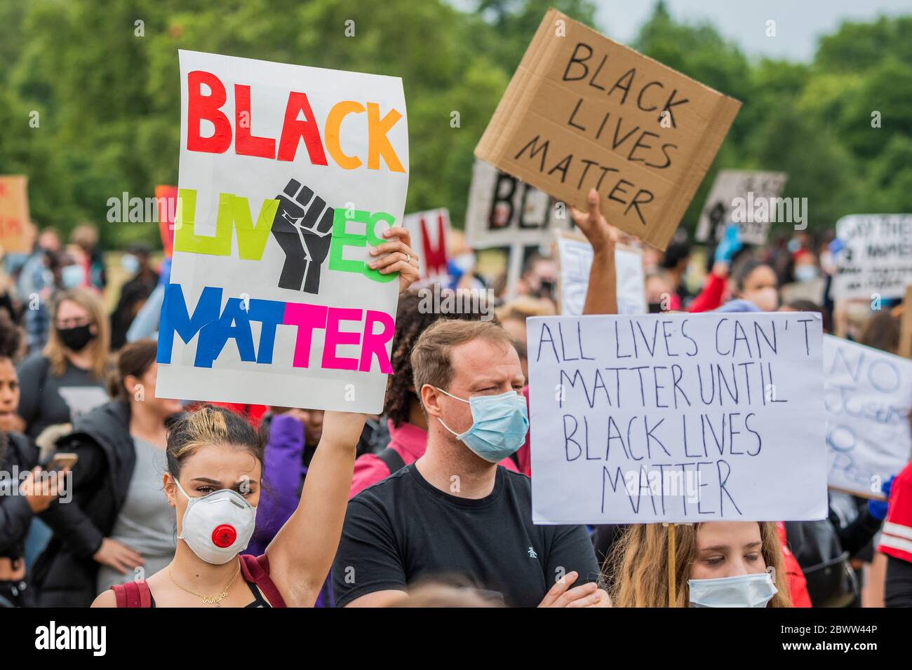 Londra, Regno Unito. 03 giugno 2020. I manifestanti rispondono alla morte di George Floyd, a Minneapolis la scorsa settimana, riunirsi ad Hyde Park come parte di una giornata di azione contro la discriminazione. L'afroamericano di 46 anni è stato girato come un ufficiale bianco della polizia inginocchiato sul collo per quasi nove minuti. Il "blocco" dei morti continua per l'epidemia di Coronavirus (Covid 19) a Londra. Credit: Guy Bell/Alamy Live News Foto Stock