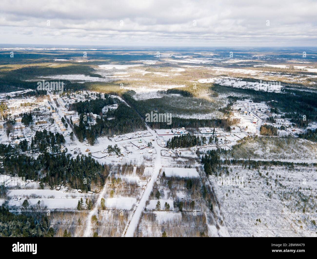 Russia, Leningrado Oblast, vista aerea del villaggio di campagna in inverno Foto Stock