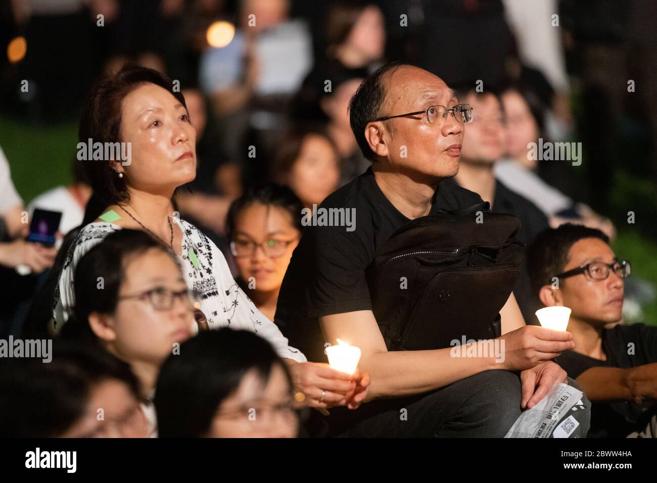 Partecipanti ad una Veglia a lume di candela a Hong Kong per le vittime del massacro di Piazza Tiananmen del 1989 tenutosi a Victoria Park, Hong Kong - 4 giugno 2019 Foto Stock