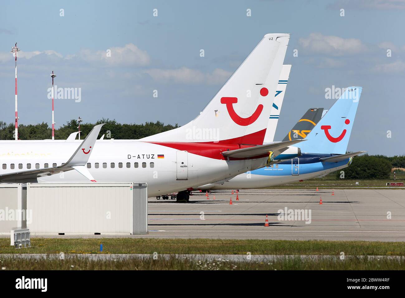 Amburgo, Germania. 29 maggio 2020. Gli aeromobili appartenenti alla compagnia di viaggi TUI sono parcheggiati all'aeroporto di Amburgo. A causa della crisi della corona, attualmente non vi sono collegamenti aerei all'aeroporto di Helmut Schmidt. Credit: Marco Bodo/dpa/Marco Bodo/dpa/Alamy Live News Foto Stock