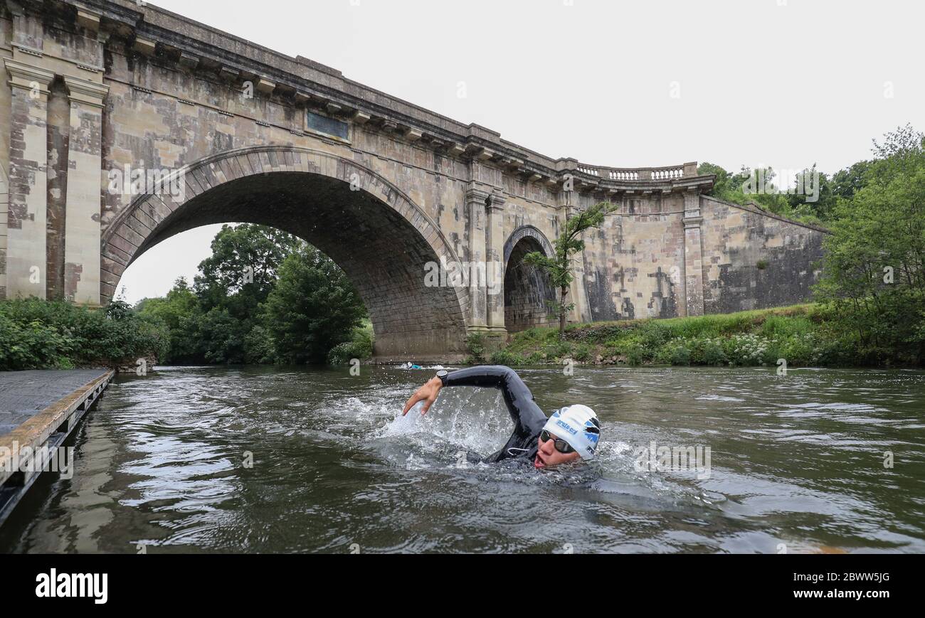 Joe Choong della Gran Bretagna e del Team GB si allenano sul fiume Avon sotto l'acquedotto di Dundas durante una sessione di allenamento a Bath. Data di emissione: Mercoledì 3 giugno 2020. Il credito fotografico dovrebbe essere: David Davies/PA Wire Foto Stock