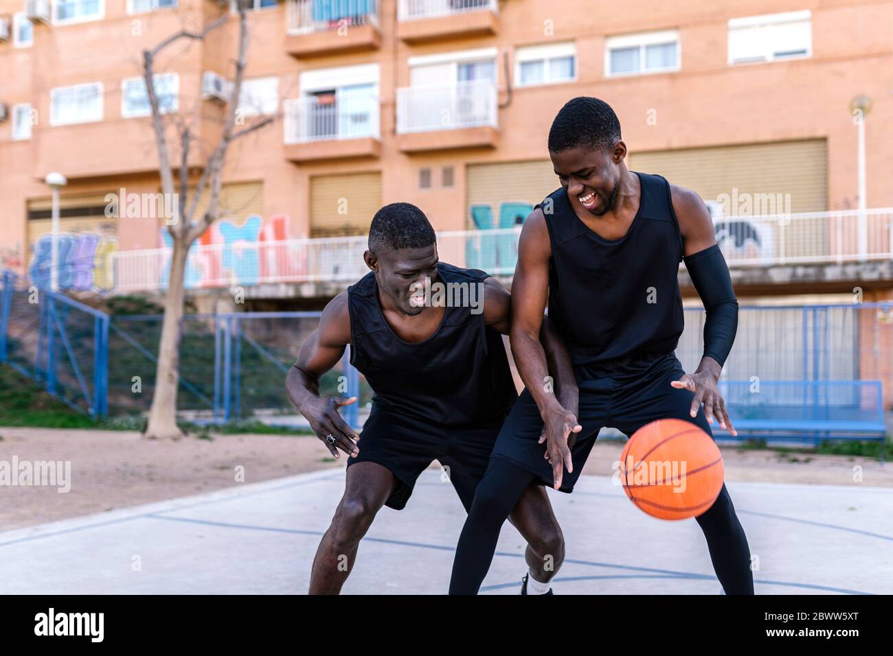 Giocatori di pallacanestro che giocano sul campo all'aperto Foto Stock