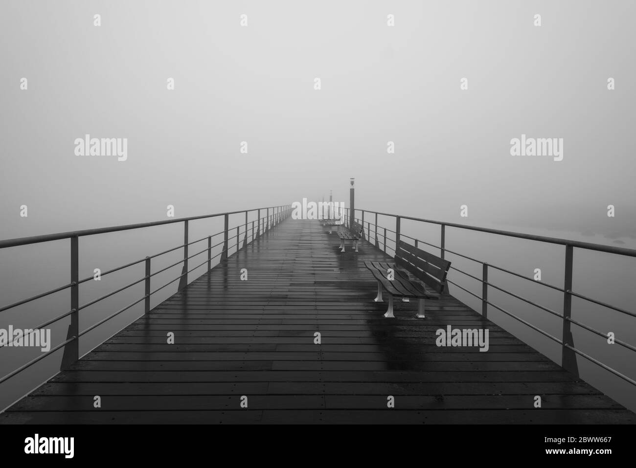 Portogallo, Lisbona, passerella del fiume Tago avvolta da una fitta nebbia Foto Stock