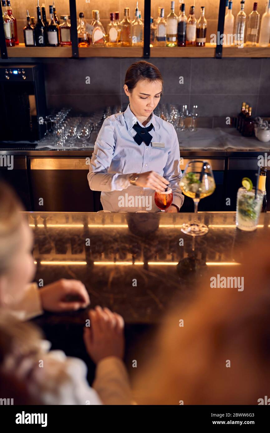 Barwoman prepara bevande in un bar Foto Stock