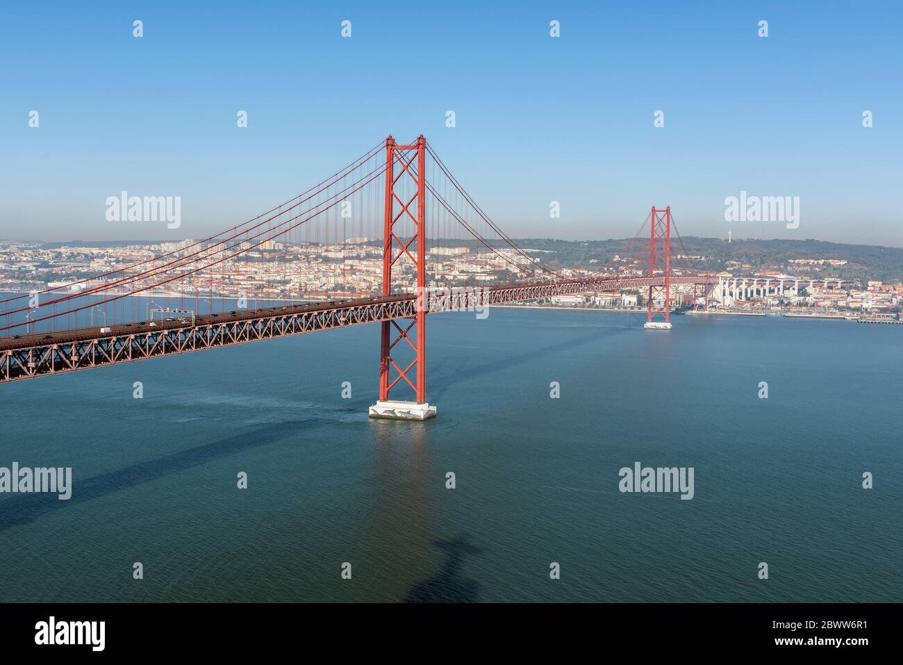 Portogallo, Lisbona, cielo sereno sopra il ponte 25 de Abril Foto Stock