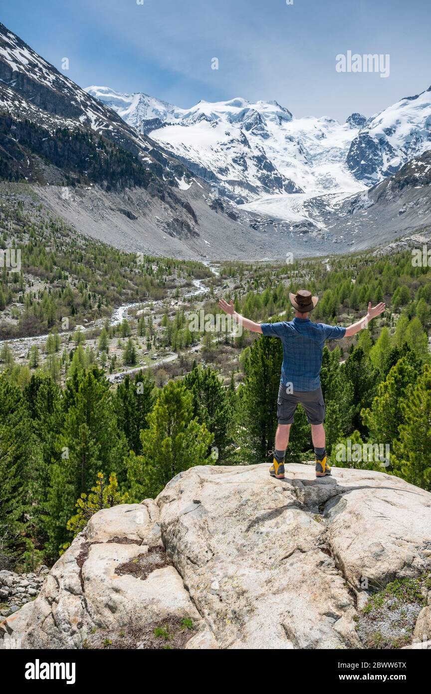 Wanderer brickt ins wilde Val Morteratsch bei Pontresina im Frühling Foto Stock