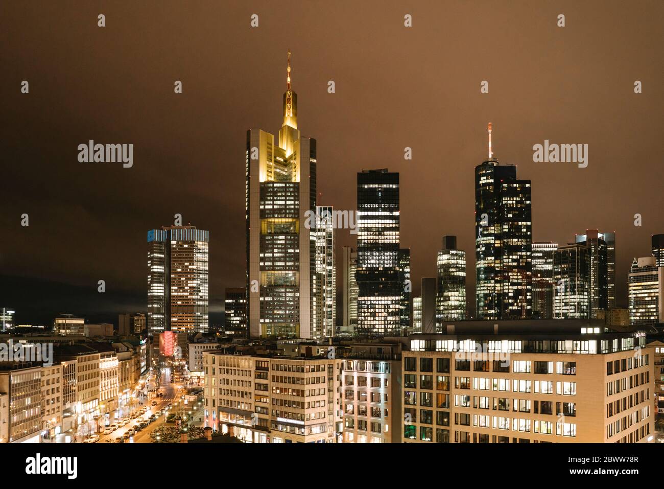 Germania, Assia, Francoforte, città illuminata centro di notte Foto Stock