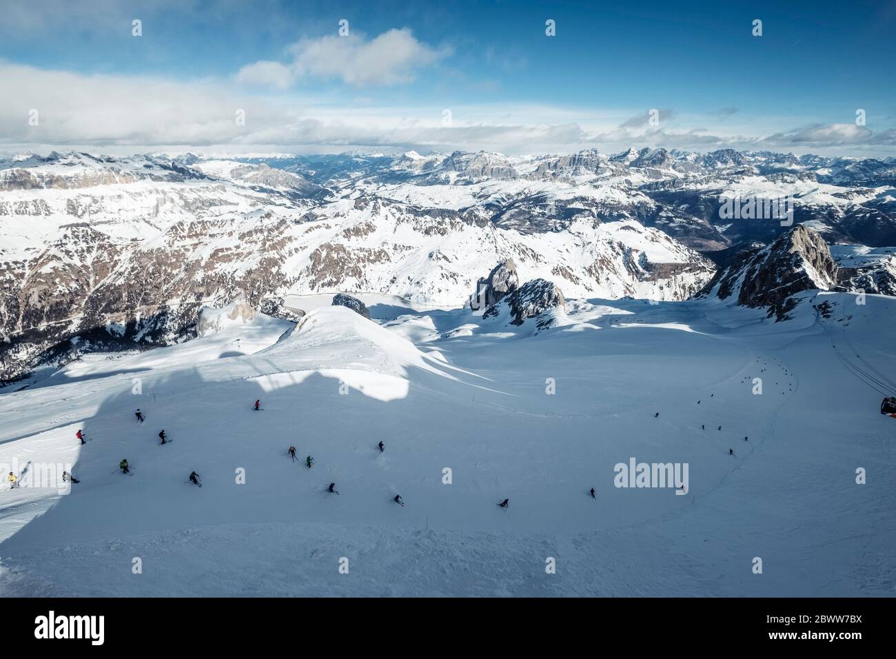 Italia, Trentino, sciatori visti dalla cima della montagna Marmolada Foto Stock