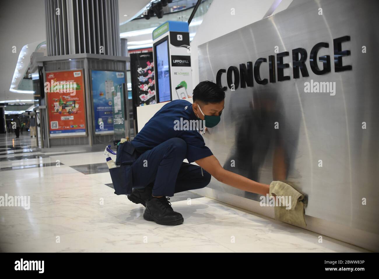 Giacarta, Indonesia. 3 Giugno 2020. Un membro del personale effettua le pulizie presso il centro commerciale chiuso Lippo di Giacarta, Indonesia, il 3 giugno 2020. Numerosi centri commerciali di Giacarta applicano i protocolli sanitari nell'ambito della politica di restrizioni sociali su larga scala per frenare la diffusione del COVID-19. Credit: Zulkarnain/Xinhua/Alamy Live News Foto Stock