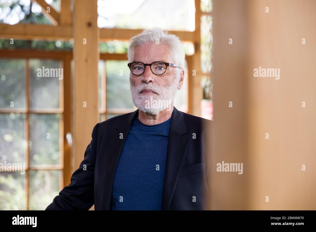 Ritratto di uomo anziano con i capelli bianchi Foto Stock