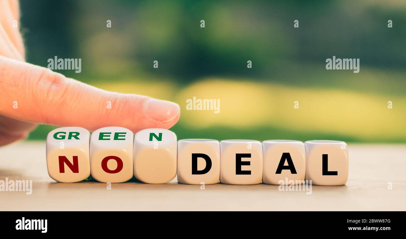 La mano trasforma i dadi e cambia l'espressione 'no deal' in 'green deal'. Foto Stock