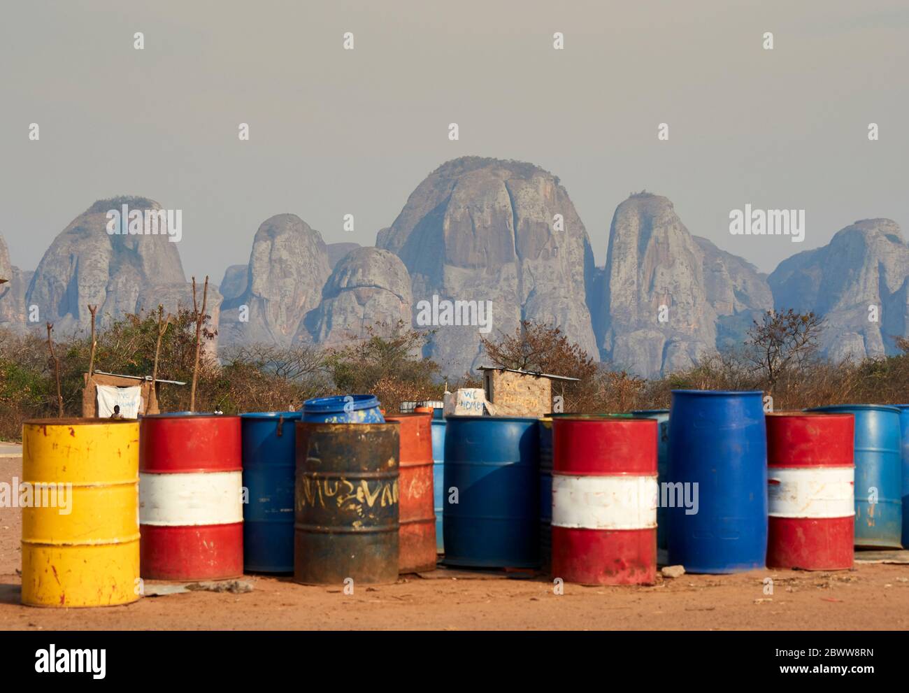 Vista sulle montagne di Pedras Negras con serbatoi di gas in primo piano, Pango Andongo, Angola Foto Stock
