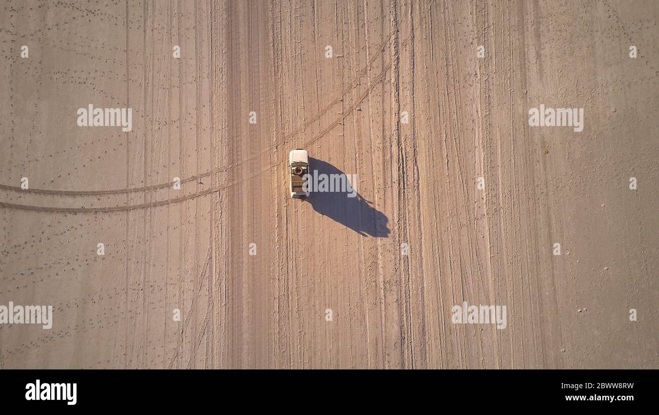 Botswana, veduta aerea di un'auto 4x4 che attraversa la panna di Makgadikgadi Foto Stock