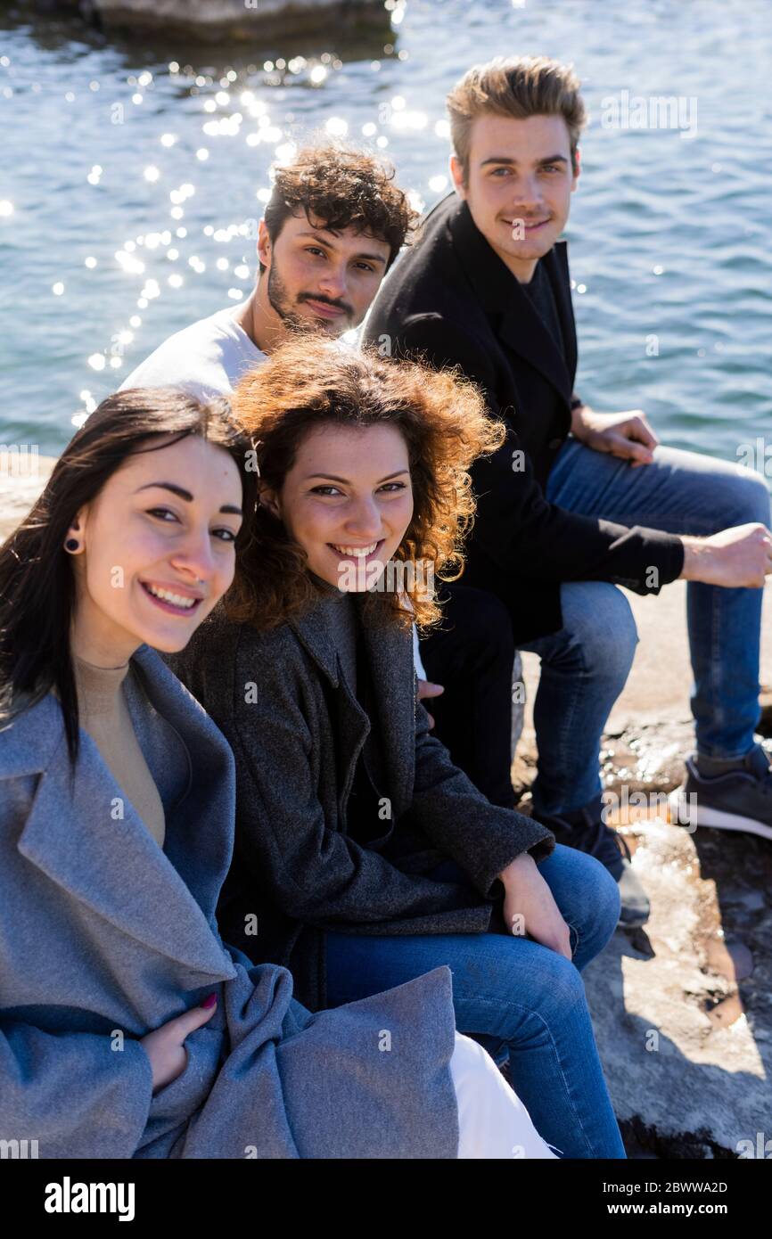 Ritratto di quattro amici seduti sul Lago di Garda Foto Stock