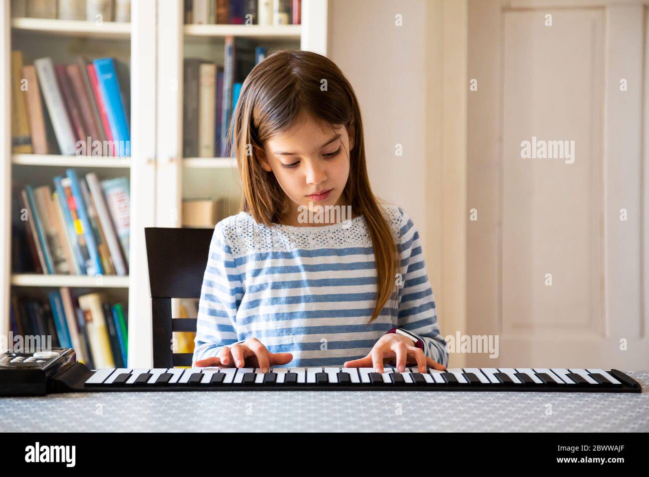 Ragazza che suona il pianoforte immagini e fotografie stock ad alta