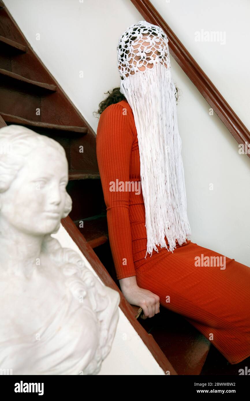 Giovane donna con copricapo bianco e frange Foto Stock