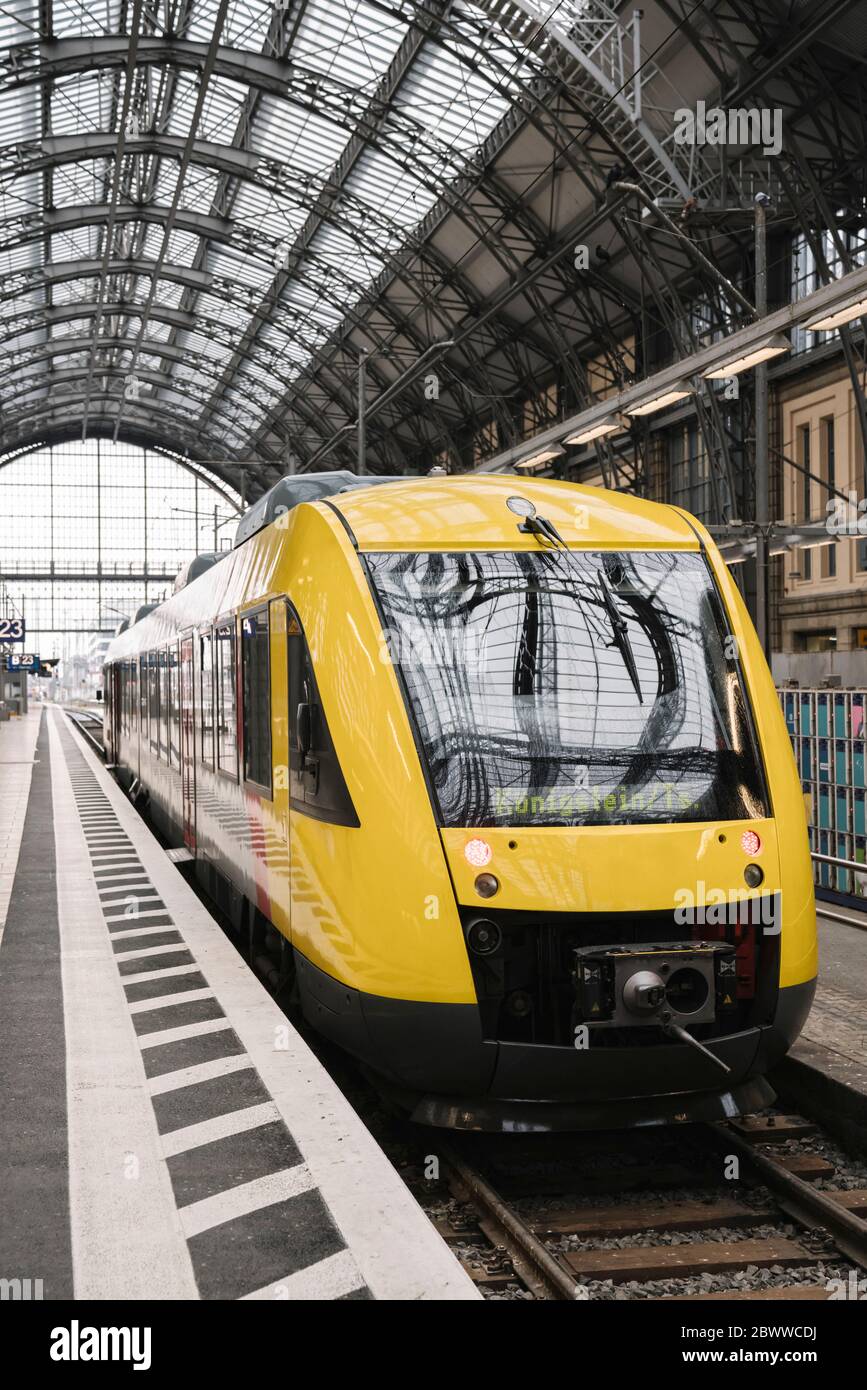 Germania, Assia, Francoforte, treno giallo in attesa alla stazione ferroviaria Foto Stock