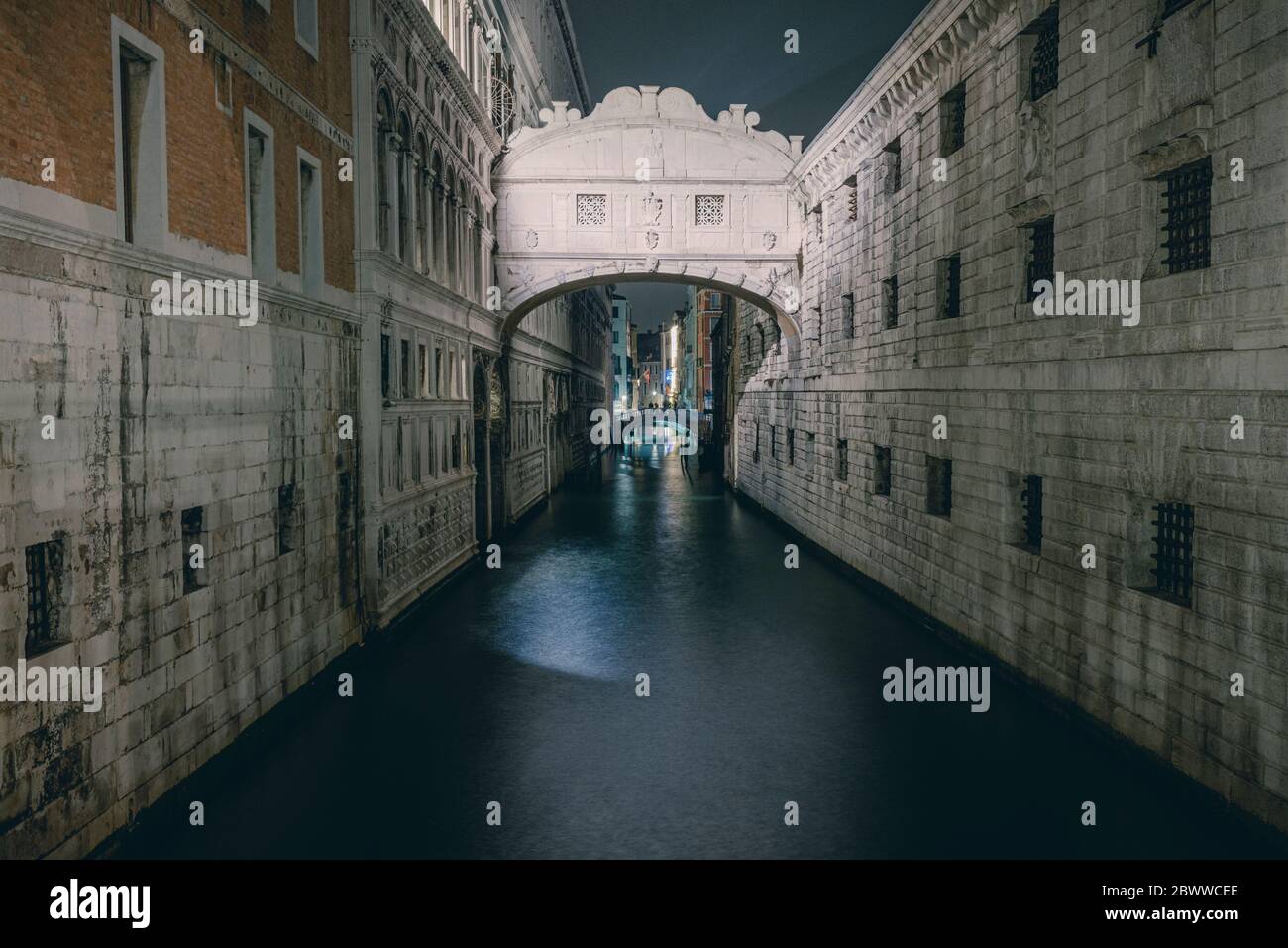 Italia, Venezia, passaggio pedonale sopraelevato sul canale della città al tramonto Foto Stock Italia, Venezia, passaggio pedonale sopraelevato sul canale della città al tramonto Foto Stock