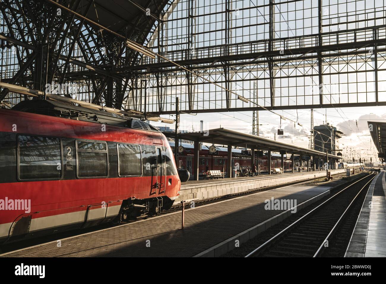 Germania, Assia, Francoforte, treno rosso in attesa alla stazione ferroviaria Foto Stock