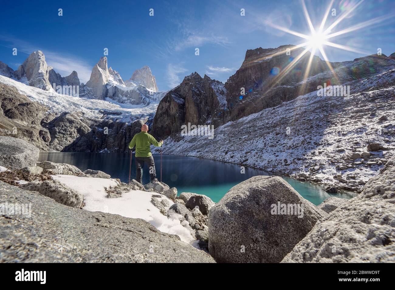 Escursionista di fronte al Monte Fitz Roy presso la Laguna Sucia, El Chalten, Patagonia, Argentina Foto Stock Escursionista di fronte al Monte Fitz Roy presso la Laguna Sucia, El Chalten, Patagonia, Argentina Foto Stock