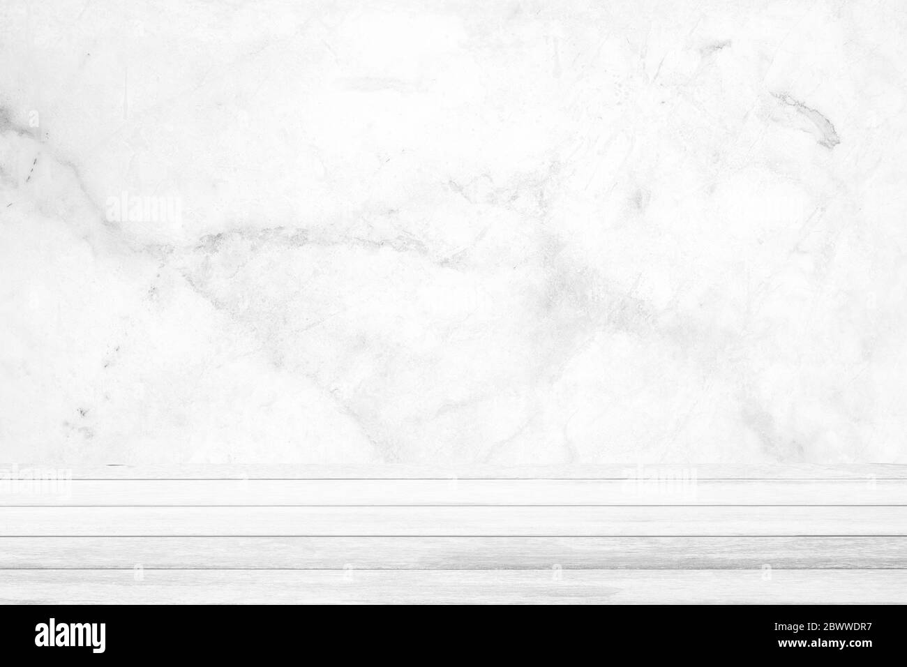 Tavolo in legno bianco con sfondo in marmo, adatto per l'esposizione di prodotti. Foto Stock