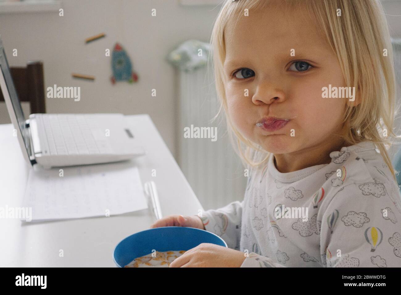 Ritratto di bambina che ha fatto colazione Foto Stock