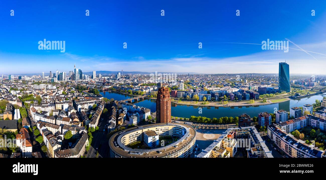 Germania, Assia, Francoforte, elicottero panorama della città lungo il fiume Foto Stock