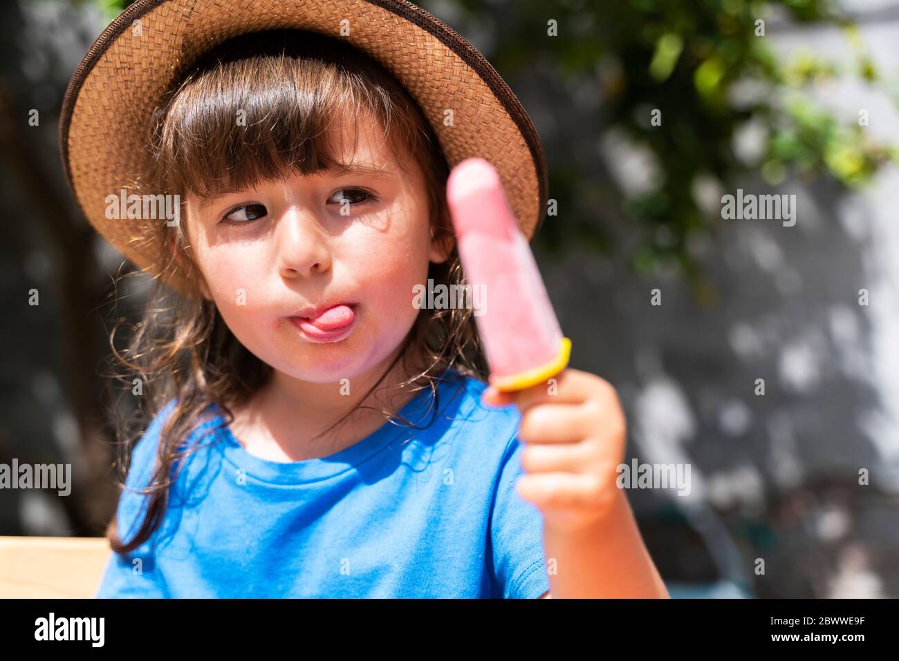 Ritratto di bambina che mangia gelato alla fragola fatto in casa Foto Stock