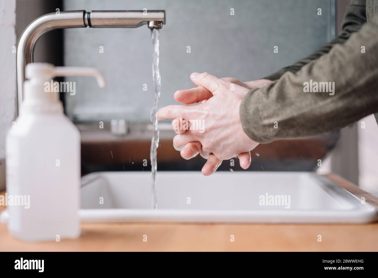 Primo piano di uomo che si lava le mani Foto Stock