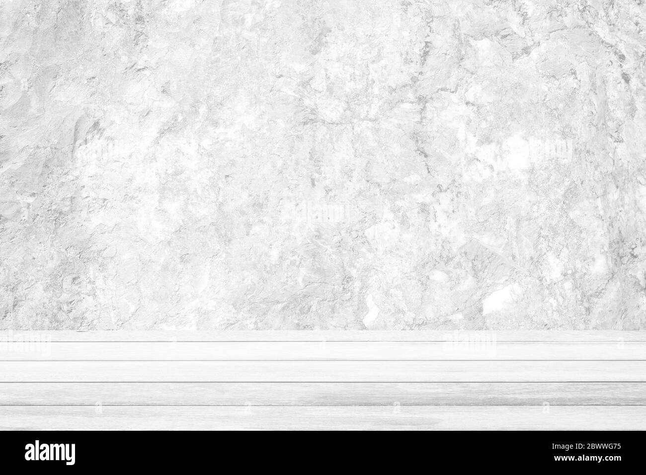 Tavolo in legno bianco con fondo in pietra di marmo bianco, adatto per l'esposizione dei prodotti. Foto Stock