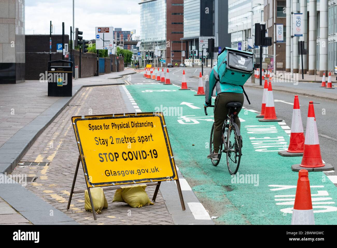 Glasgow, Scozia, Regno Unito. 3 giugno 2020. Ciclisti a Glasgow che fanno uso di strade tranquille e piste ciclabili nuove ed esistenti (qui mostrato pista ciclabile temporanea lungo il Broomielaw) il giorno della bicicletta del mondo 2020 Credit: Kay Roxby/Alamy Live News Foto Stock