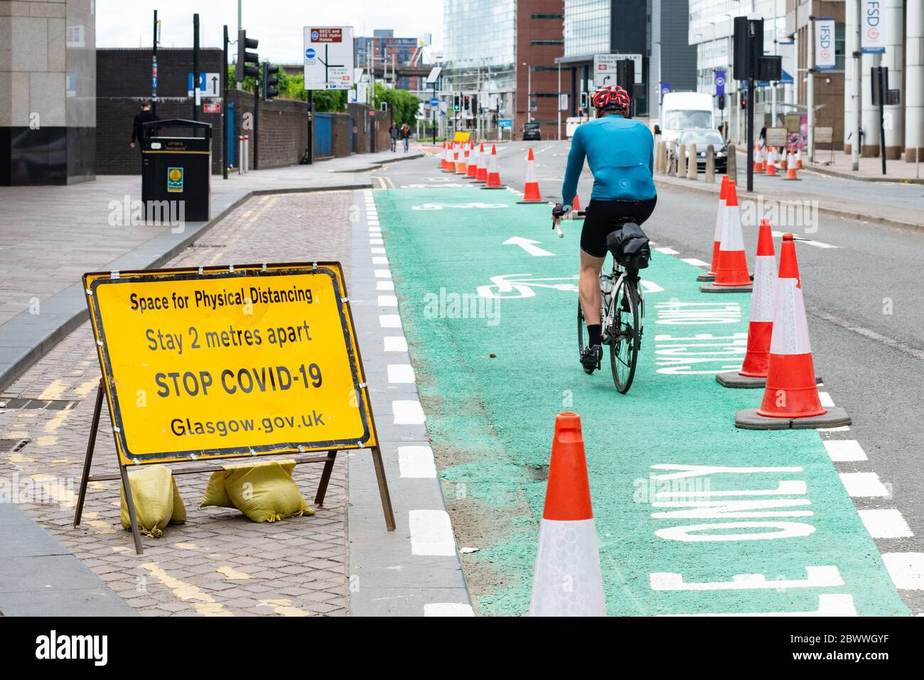 Glasgow, Scozia, Regno Unito. 3 giugno 2020. Ciclisti a Glasgow che fanno uso di strade tranquille e piste ciclabili nuove ed esistenti (qui mostrato pista ciclabile temporanea lungo il Broomielaw) il giorno della bicicletta del mondo 2020 Credit: Kay Roxby/Alamy Live News Foto Stock