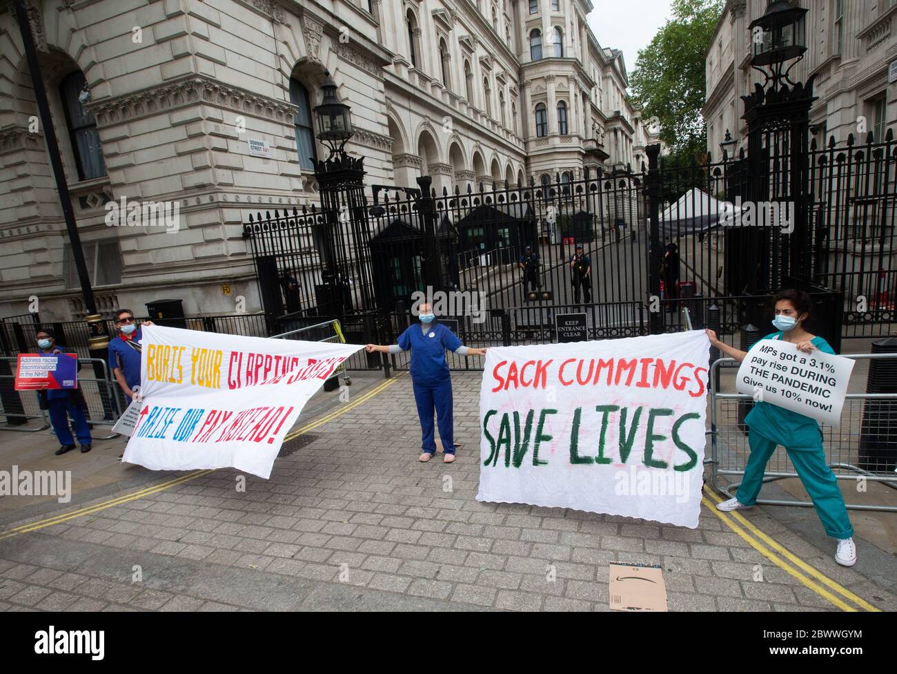 Londra, Regno Unito. 3 Giugno 2020. L'infermiera Ameera Sheikh (centro) mostra il suo sostegno. I lavoratori NHS si dimostrano alle porte di Downing Street. Chiedono al governo una retribuzione migliore. Stanno inoltre mostrando il loro sostegno alla campagna 'Black Lives Matter'. Credit: Tommy London/Alamy Live News Foto Stock