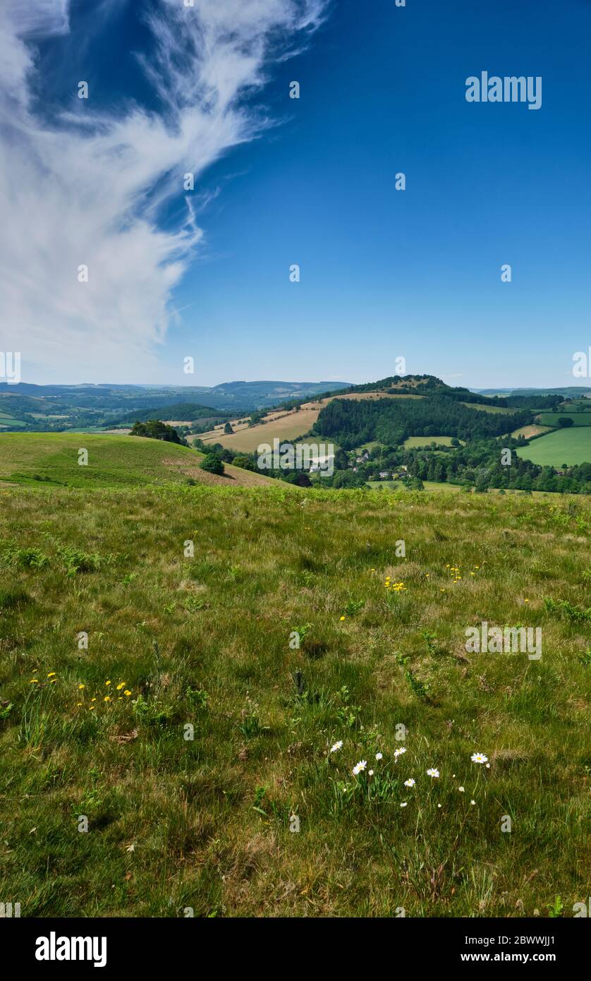 Hopesay Village e Burrow Fort, visti da Hopesay Hill, vicino a Craven Arms, Shropshire Foto Stock