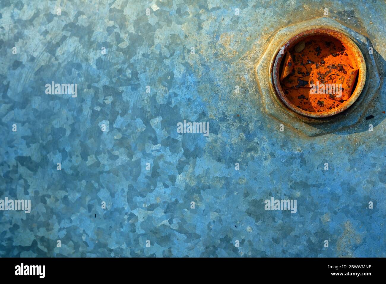 Vista dall'alto dello sfondo del vecchio serbatoio dell'olio in alluminio. Foto Stock